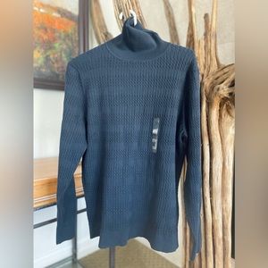 Tommy Hilfiger
solid color turtleneck sweater